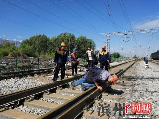 8月21日，中国铁路兰州局集团有限公司披露，20日23时许，受持续强降雨影响，兰新线屯升至清水至上河清站间、兰青线八盘峡至张家祠区间洪水漫道，造成线路多处陷穴、塌陷、开裂。　高伟　摄