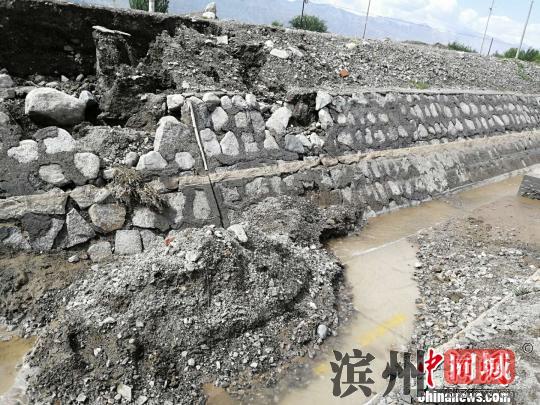 受持续强降雨影响，兰新线线路多处陷穴、塌陷、开裂。　杞民 摄